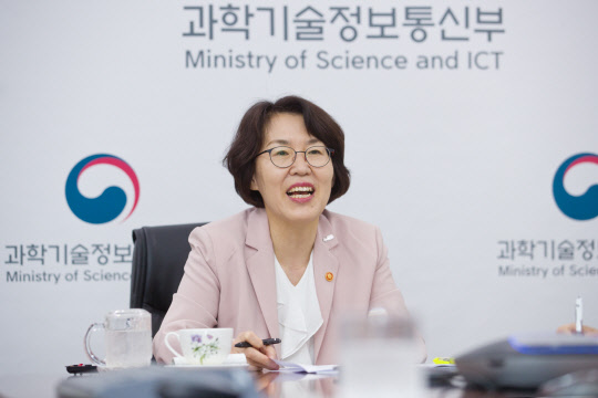 27일 서울중앙우체국에서 임혜숙 과기정통부 장관이 에릭 랜더(Eric Lander) 미 백악관 과학기술정책실장과 화상 면담을 통해 양국 간 과학기술 협력 확대 의지를 표명했다. 과기정통부 제공